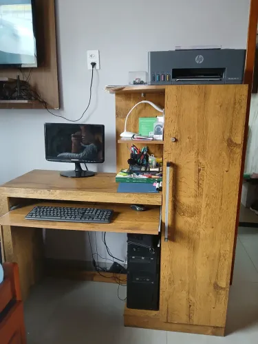 Escrivaninha com estante e suporte para teclado