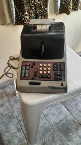 VENDO ANTIGA MÁQUINA CALCULADORA OLIVETT DIVISUMA 24