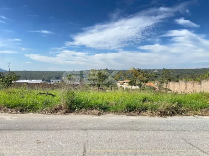 Terreno à Venda com 300m² no Bairro Residencial Lagoa Park em Divinópolis MG.