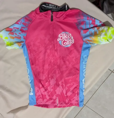Camiseta ciclismo infantil BARBIE. TAMANHO INFANTIL P. MENINA. NOVA. USADA APENAS UMA VEZ.