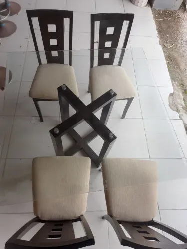 Mesa com tampo de vidro 
