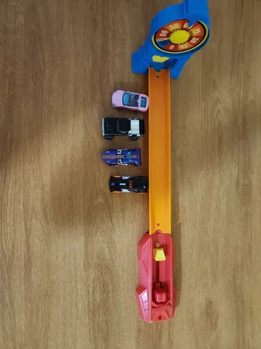 Pista Hot Wheels com 4 carrinhos inclusos