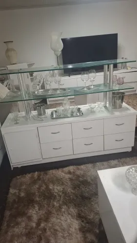 Vendo excelente armário com prateleiras de vidro e tubos de aço.  