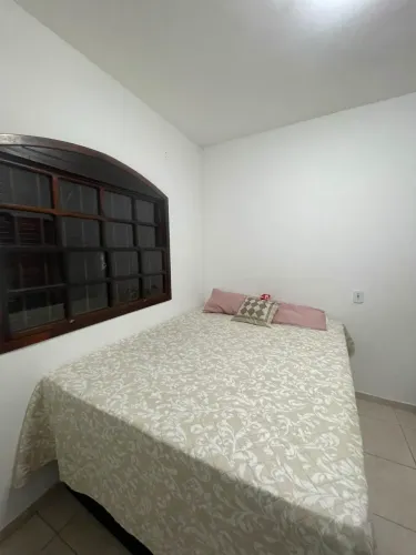 Quarto com cama de casal em Itaúna