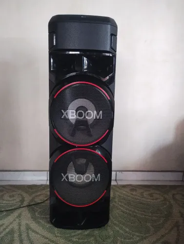 Caixa de som LG... Em perfeito condições e pouco utilizado. Vai com o controle remoto