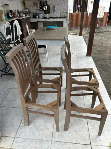 Conjunto de armações de cadeira em madeira