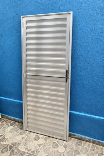 PORTA DE ALUMÍNIO PALHETA - BRILHANTE**  