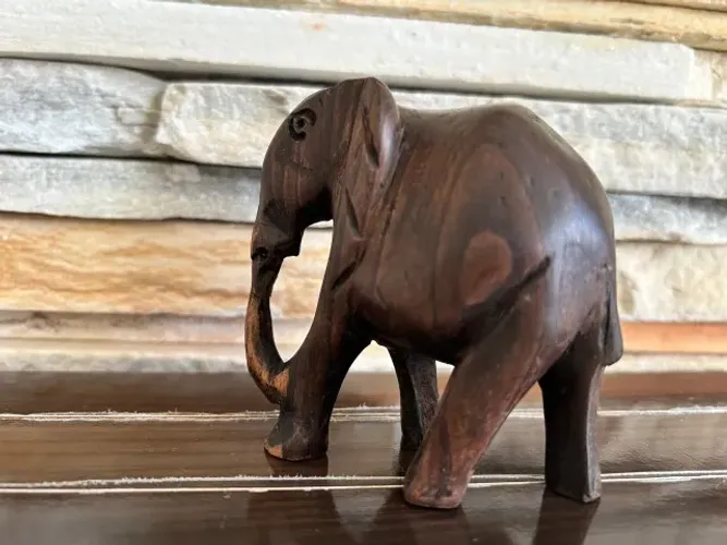 Elefante Decorativo Esculpido em Madeira Maciça Artesanal