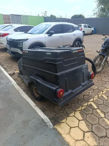 Vendo carretinha de moto baú de fibra