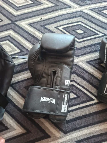 Luva maximum de boxe/muay thai 12oz preta nunca usa tenho uma bolsa 3 em um pra carregar