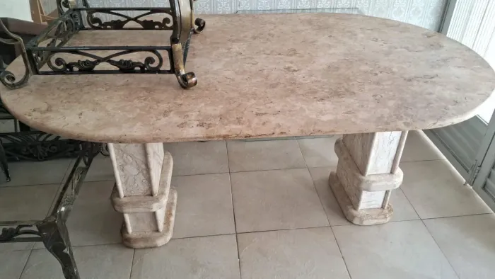 Mesa toda trabalhada em mármore Bege Bahia