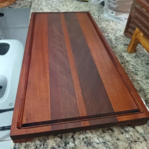 Tábua de corte artesanal grande com pezinhos de silicone