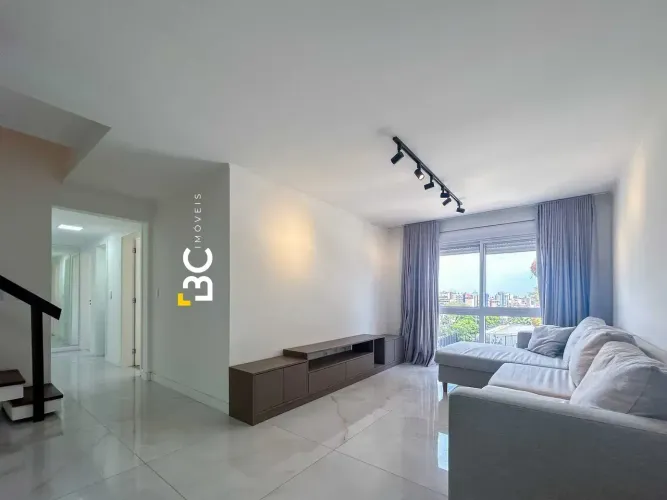 BC Imóveis vende cobertura com 3 dormitórios, 2 vagas cobertas, no bairro Três Figueiras
