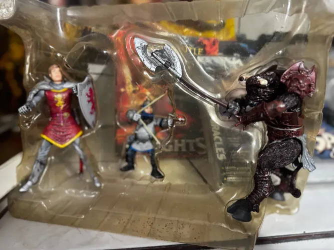 Action Figure Kit Cavaleiros E Minotauro - Completo lacrado Embalagem (Caixa danificada)