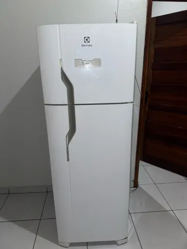 Geladeira em ótimo estado de conservação