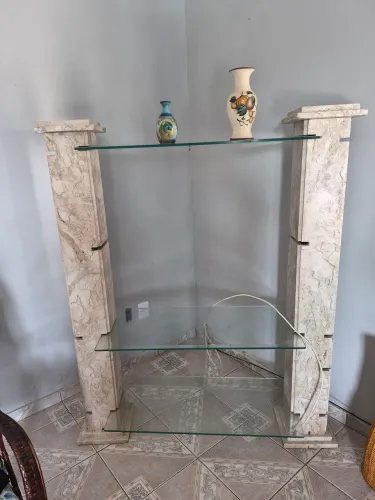 Vendo estante em mármore e vidro.