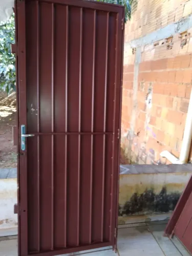 VENDO DUAS PORTAS REFORÇADA COM TRES FECHADURAS