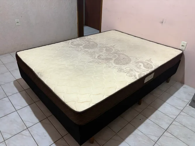 Cama e Colchão de Casal