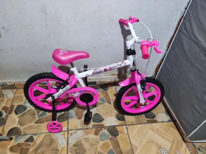 Vendo essa bicicleta por 450 minha filha não conseguiu aprender e não quis mas,