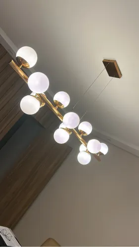     Lustre linear gold com bolas de vidro leitoso