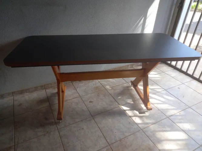 Mesa com tampo em MDF