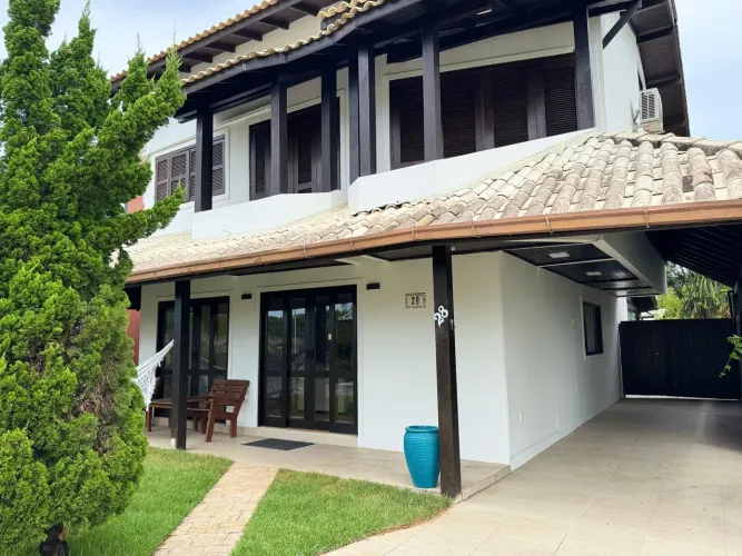 Casa de condomínio para venda tem 270 metros quadrados com 5 quartos