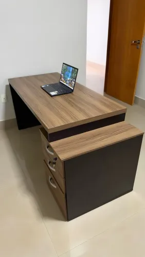 Ótima mesa de escritório!