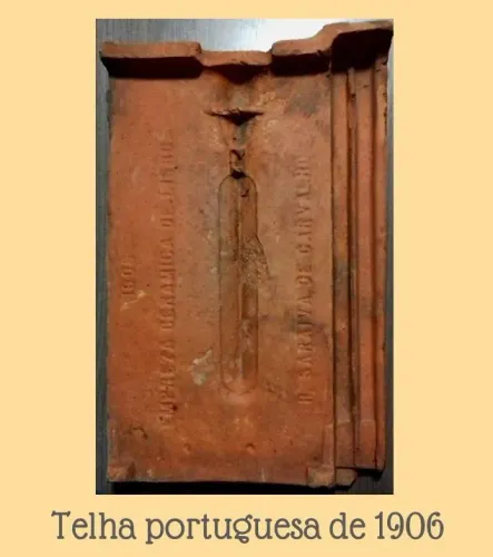 Telha portuguesa com 120 anos
