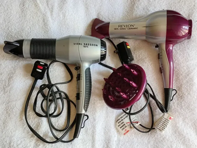 2 Secadores cabelo *127V* usados.