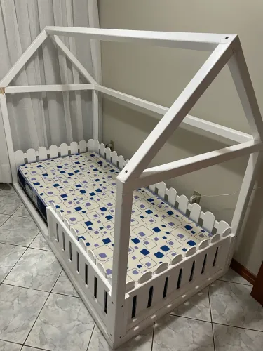 Cama casinha em madeira, com colchão ortobom 0,88x1,88