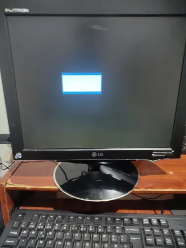 Monitor de 17 LG com entrada Dvi e vga com pequeno mancha que não interfere em nada