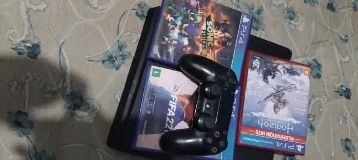PS4 Slim 1TB Inclui 1 controle e mais de 10 jogos tanto fisico como digital