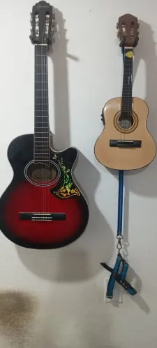 Vendo um violão e um cavaquinho zero amplificador nuca usado ginini
