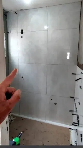 Trabalho com pisos em cerâmica e revestimento e bancadas, etc