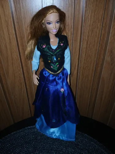 Barbie com roupa da Anna de Frozen