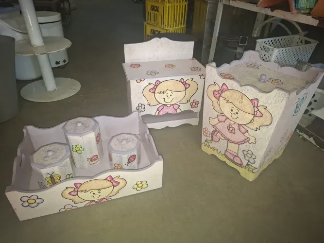 Kit higiene infantil, em madeira, 6 peças, em perfeito estado, feminino