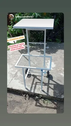 Carrinho portátil para cooler com mesa acoplada e com regulagem de altura 