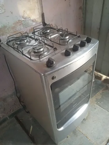 Fogão inox de 4 bocas funcionando tudo certinho