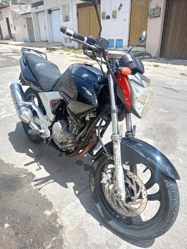 Yamaha Fazer 250 ano 2007 poucos detalhes de estica pra fazer.