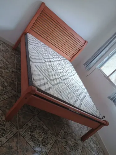 Cama madeira novíssima 