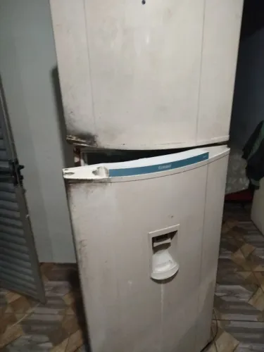 Vendo Geladeira quebra galho boa, funcionando.