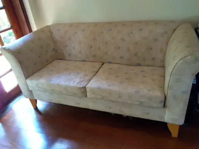 Sofá amarelo de 2 lugares, em ótimo estado!