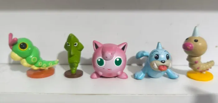 Pokémon Miniatura Tomy Caterpie, Metapod, Jigglypuff, Seal e Weedle - 5 Peças