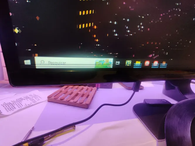 Monitor ultrawide 34 polegadas com 2 linhas aparecendo embaixo