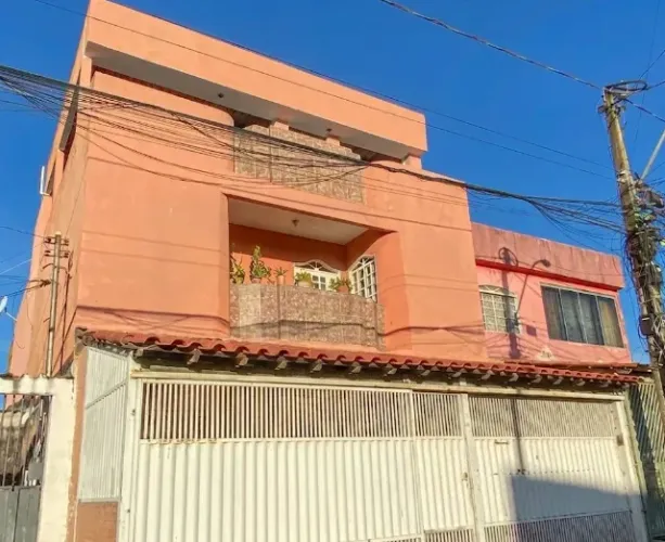 Casa com 4 Suítes, Cobertura e 3 Vagas no Recanto das Emas - Com Armários e Sacada.