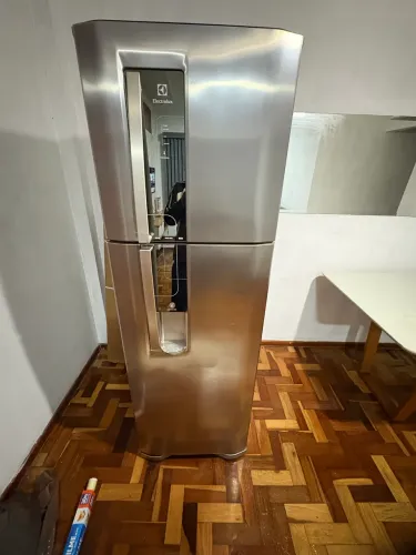Vende se geladeira bem conservada! Defeito na borracha! Mas funciona perfeitamente!