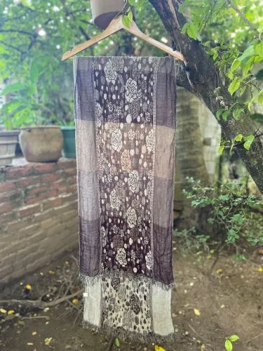 lenços com estampa floral em tons terrosos