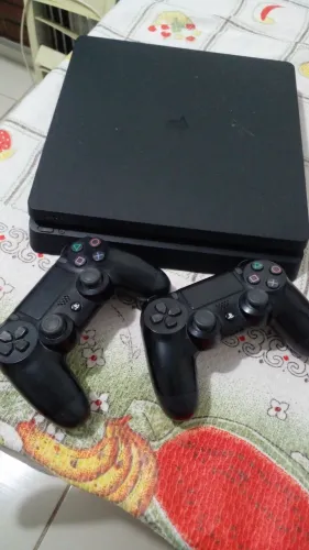 PS4 Slim 1TB + 2 Controles Originais