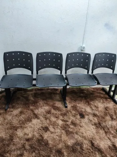 Longarina quatro lugares usados de polipropileno
