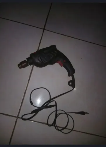 Vendo essa furadeira usada SKIL preta